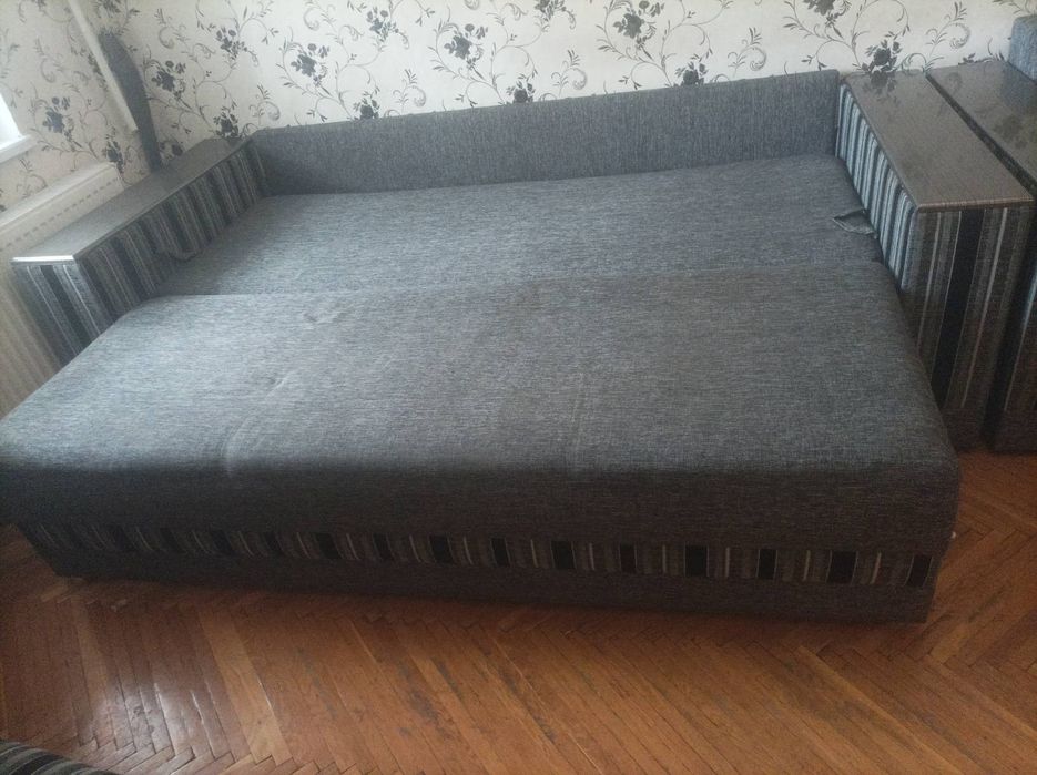 Диван розкладний і два м'які крісла