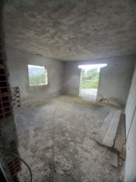 Vende se terreno com moradia em construção  Ribas de Baixo Fanhões
