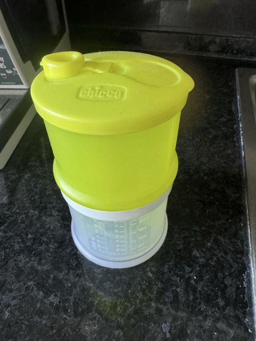 Aquecedor de biberao com oferta de copos doseadores