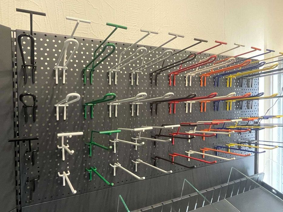 Гачки/крючки. Перфорація, сітка, стелажі. В економпанель, профіль