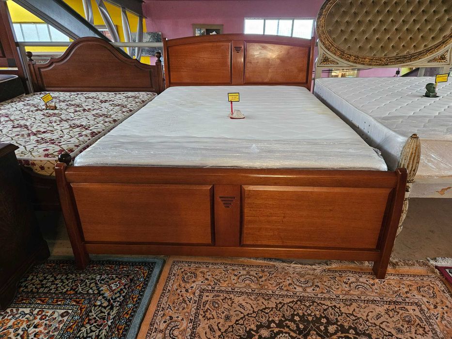 Cama com estrado e colchão - Bom estado geral