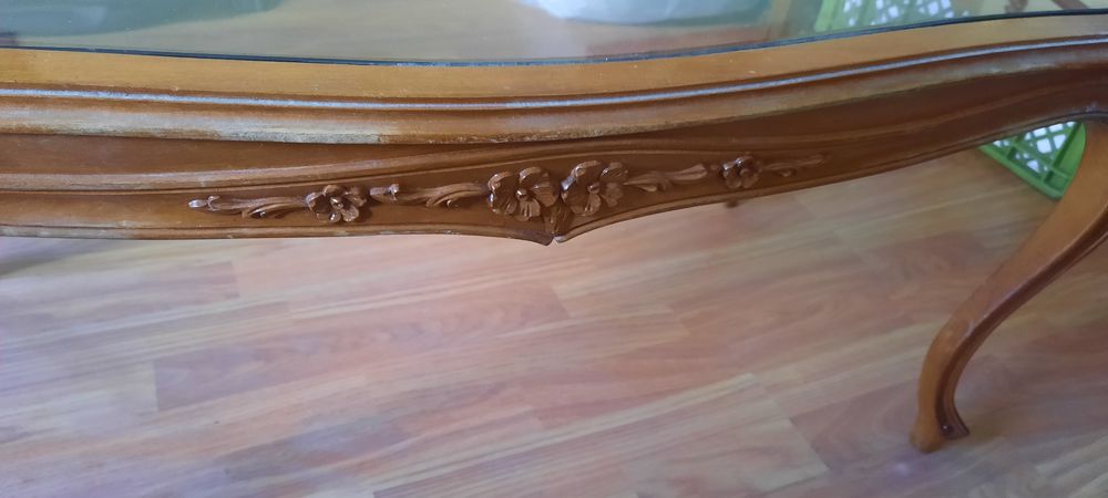 Mesa de centro antiga com tampo em vidro