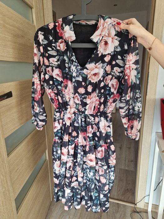 Sukienka w kwiatuszki. Nowa.