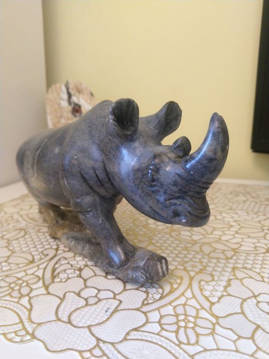 Продам носорога .