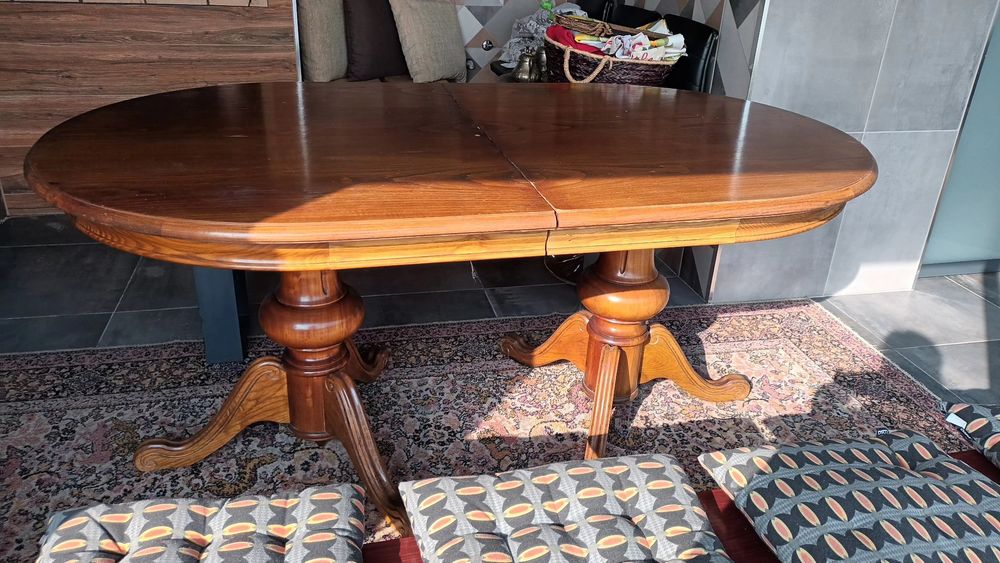 Vendo mesa de madeira em castanho
 maciço. Algumas marcas de uso no to