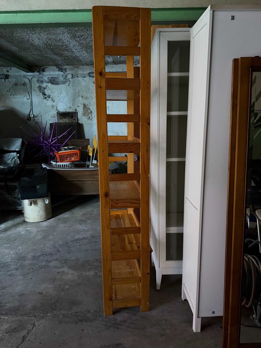 Estante em Madeira Maciça – Design Simples e Robusto