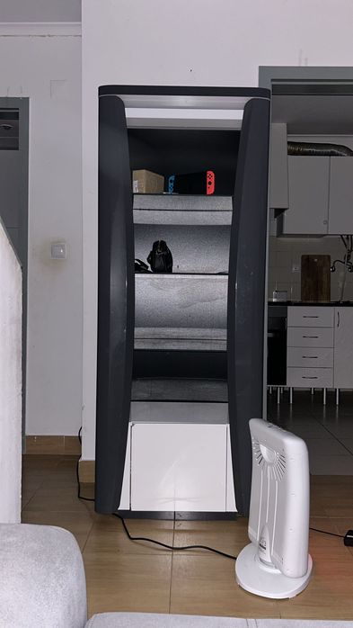 Estante com prateleiras