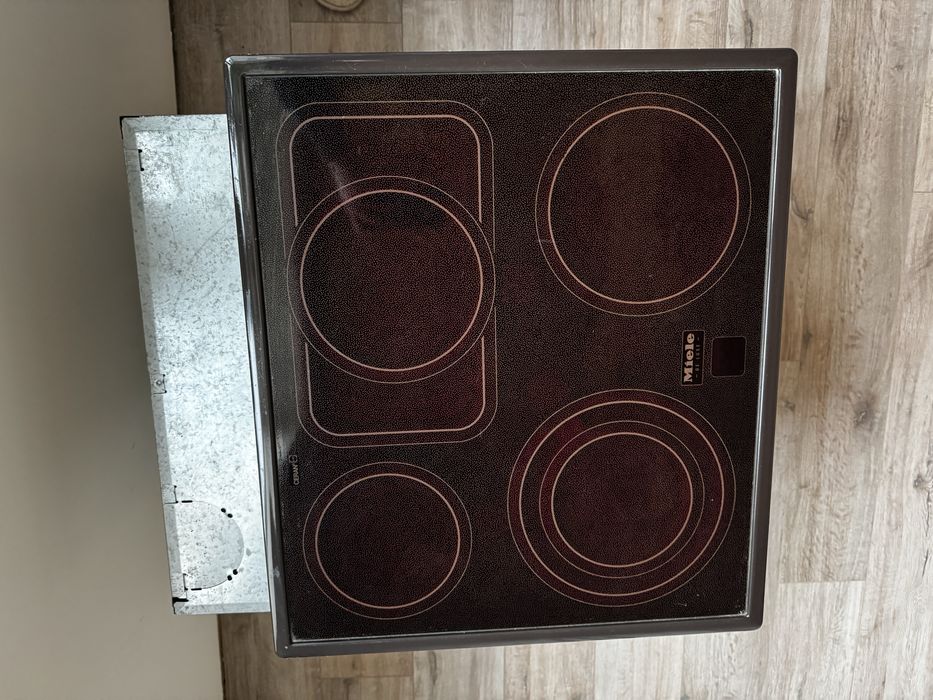 Духовка вбудована та варильна поверхня miele