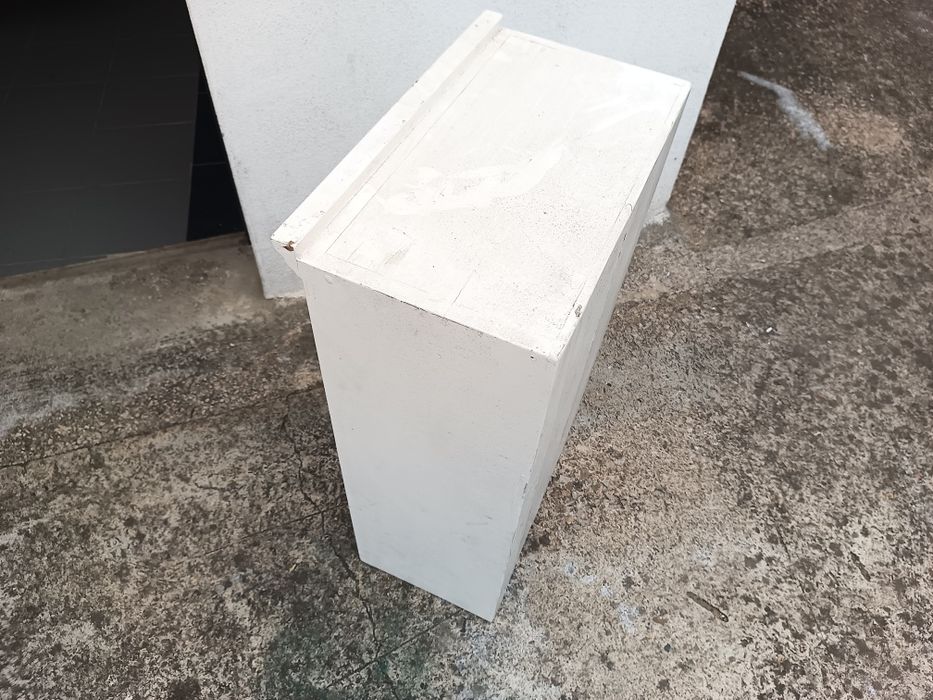 Pequeno móvel antigo com porta de rede.