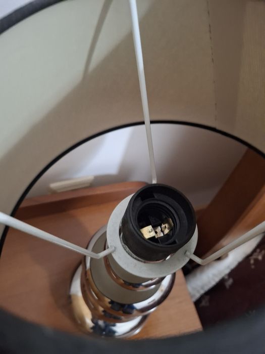 2 candeeiros de mesa prateados com abajur preto