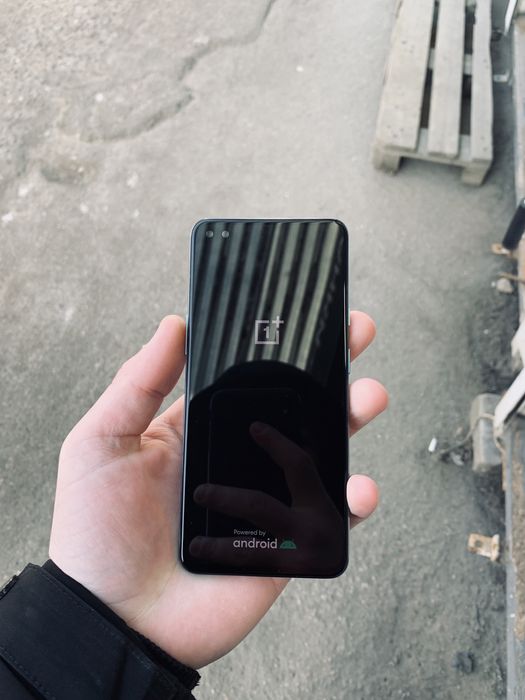 Продам телефон one plus nord 8/128 90гг экран