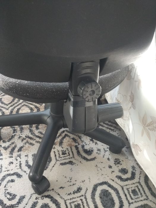 Два офісні, комп'ютерні крісла