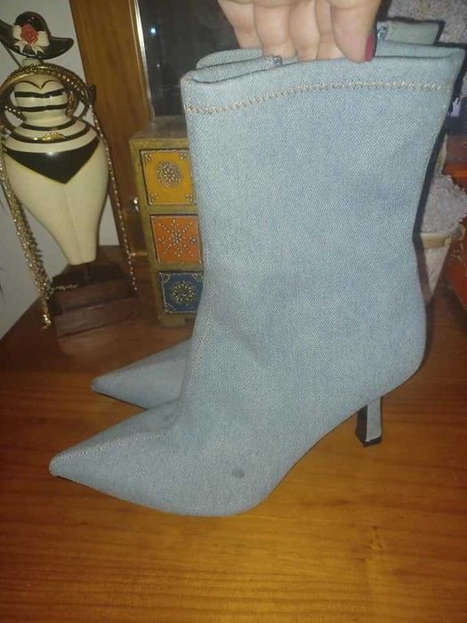 Botins em ganga da Stradivarius