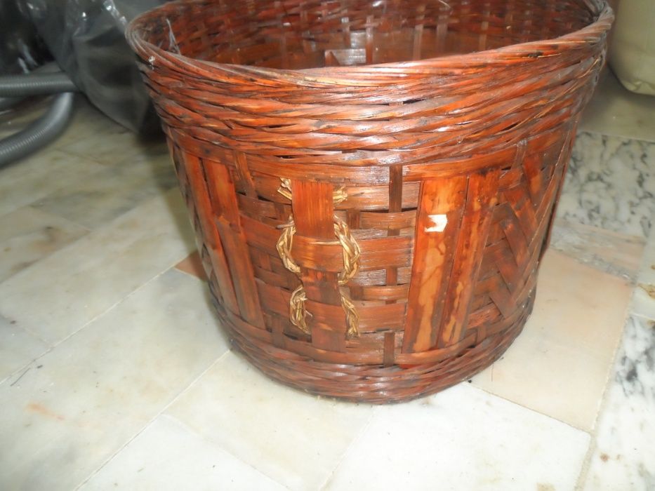 Conjunto de tres cestos, vasos em palhinha , vime