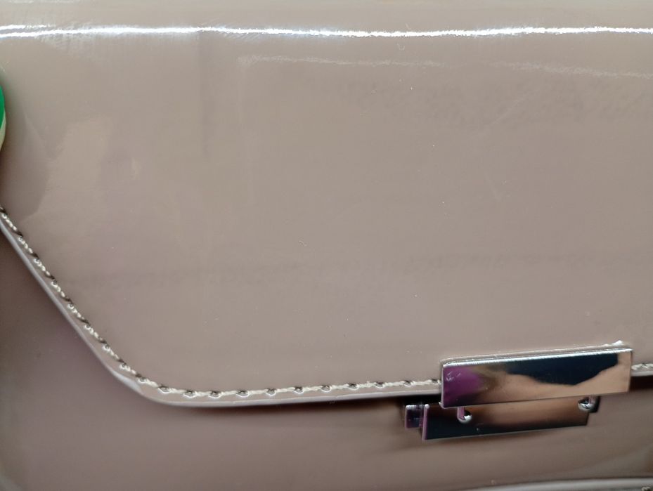 Torebka damska kopertówka lakierowana Reserved