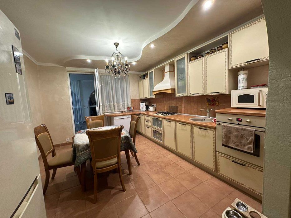 Продається сучасний 1,5-рівневий будинок у с. Барвінок