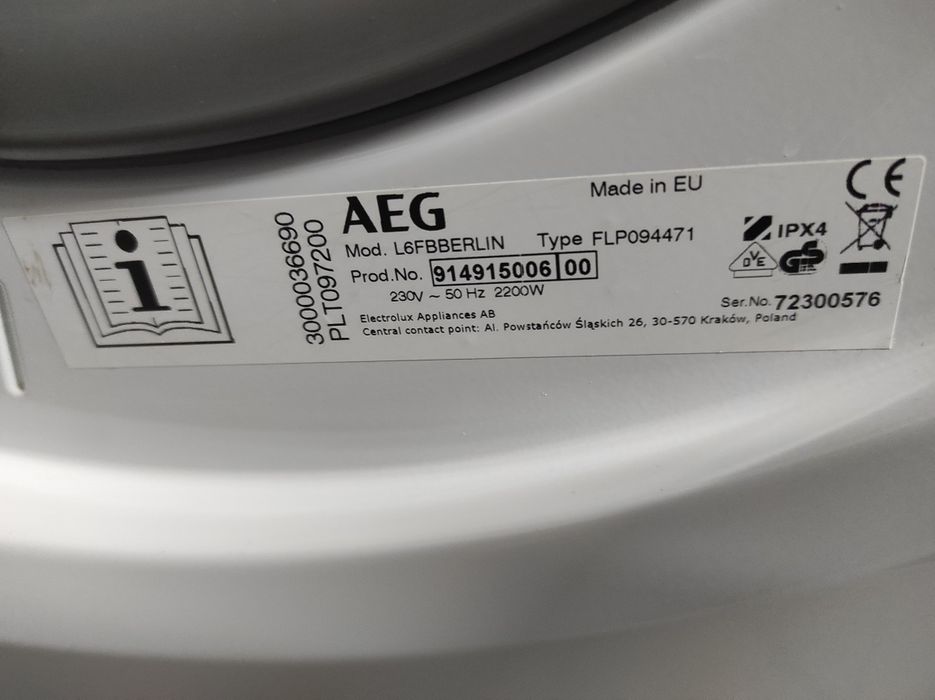 Стиральная сушильная машина AEG.