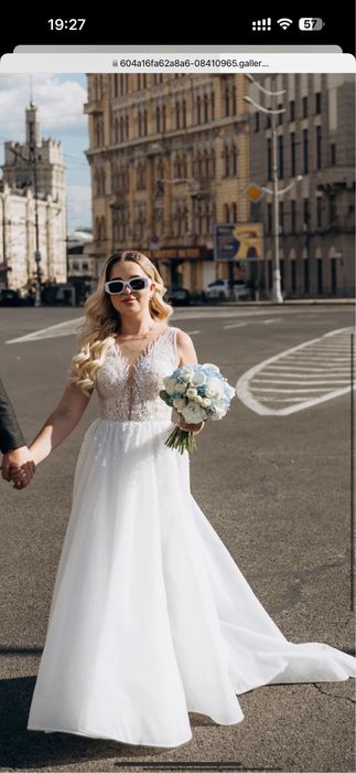 Гарна весільна сукня