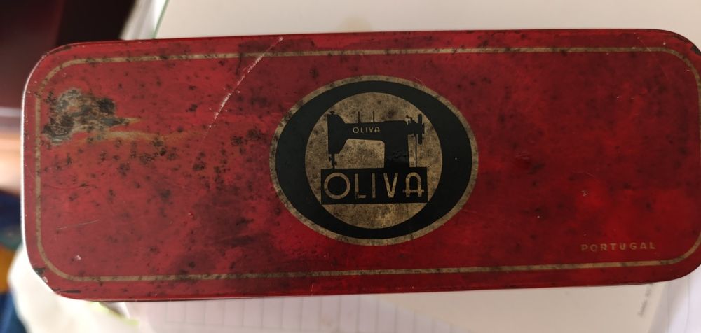 Caixa Metálica Antiga / Vintage Máquina de Costura Oliva