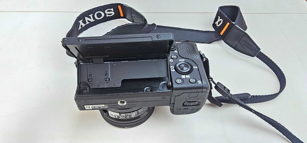 Sony a6300 com lente 16-50mm + acessorios varios, sem marcas de uso