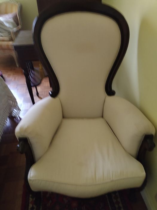 Poltrona de quarto em ótimo estado estilo clássico e muito bonito