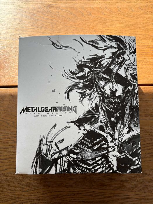 Action Figure: METAL GEAR RISING REVENGEANCE Raiden White Armor Play Arts Kai Konami