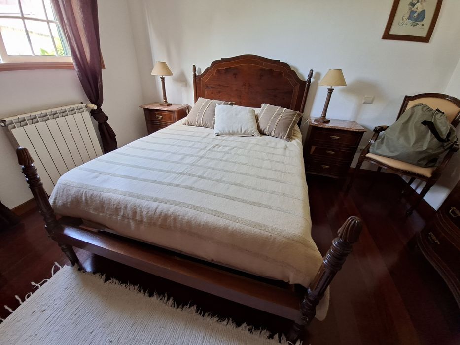 Quarto composto por cama, 2 meses de cabeceira e cómoda, em madeira boa, com pedras mármore folheado a raiz de nogueira