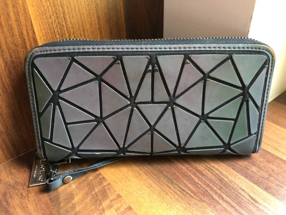 Portfel opalizujący zapinany na zamek z paskiem do ręki