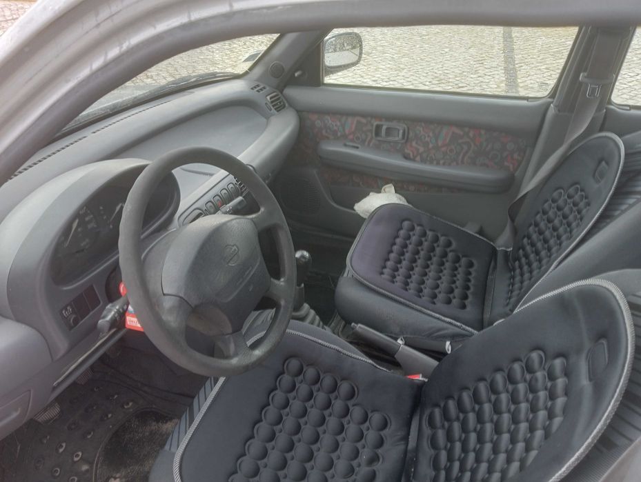 Nissan Micra á gasolina de 5 lugares