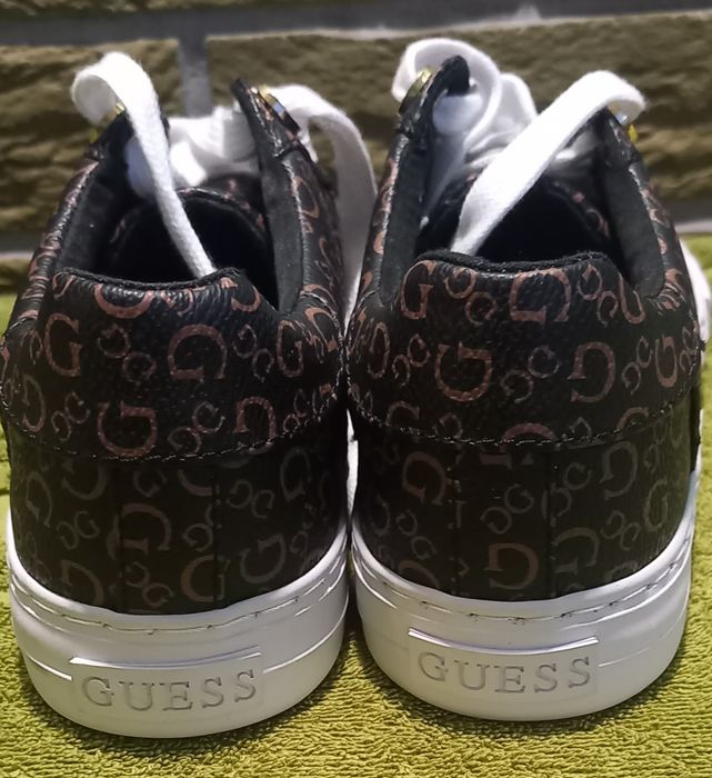Кросівки для міста Guess.