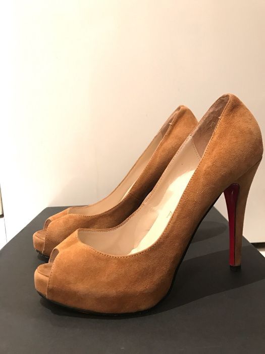 Продаются Туфли Лабутены (Christian Louboutin), Бежевые, 40 р