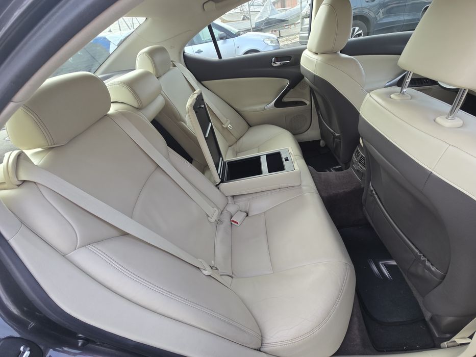 Lexus is 220d (2010)