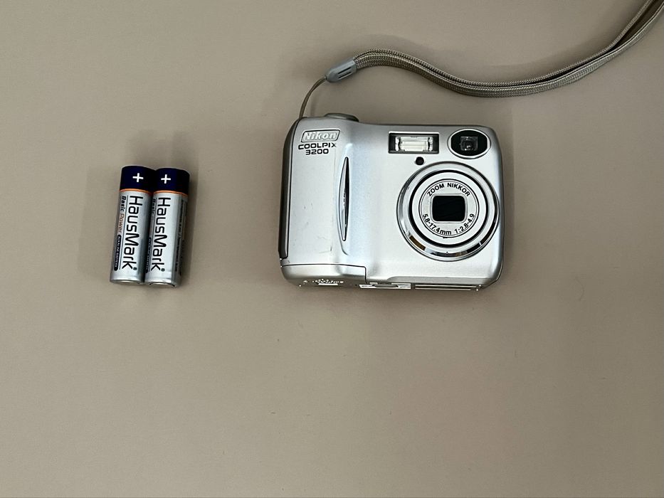 Nikon Coolpix 3200 , в гарненькому кольорі!