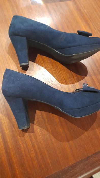 Sapatos azuis em pele novos