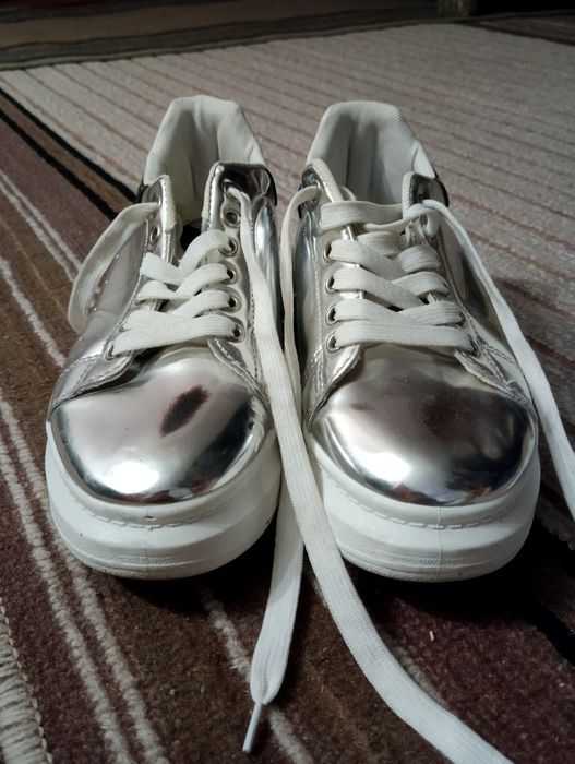 Продам чудові кросівки