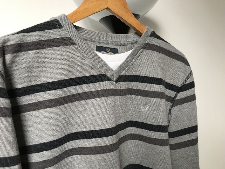 Szary sweter w paski z dekoltem V serek Lincoln M