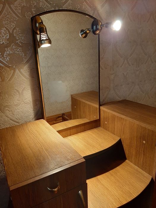 Кровать дерево,туалетный столик ,тумбв под телевизор