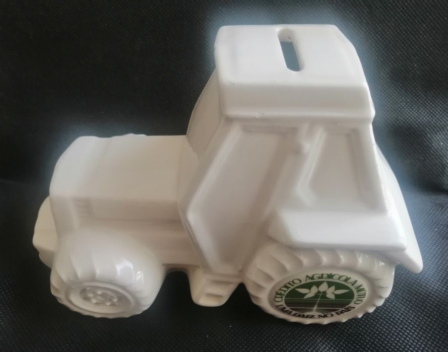 Trator mealheiro louça banco Crédito Agrícola Mútuo uma raiz no País