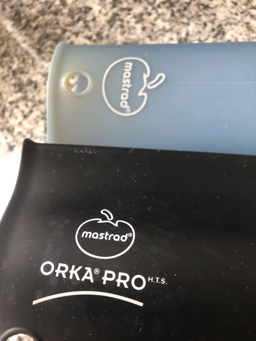 Duas luvas em silicone para cozinha ou churrasco