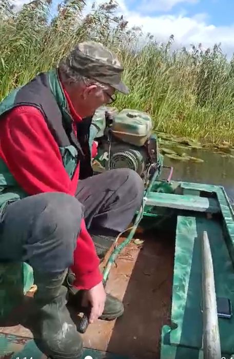 Човен болотохід ПНД ПЄ 100 8мм з мотором