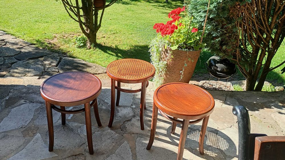 Thonet . Trzy gięte taborety, stołki  - okres PRL. Radomsko