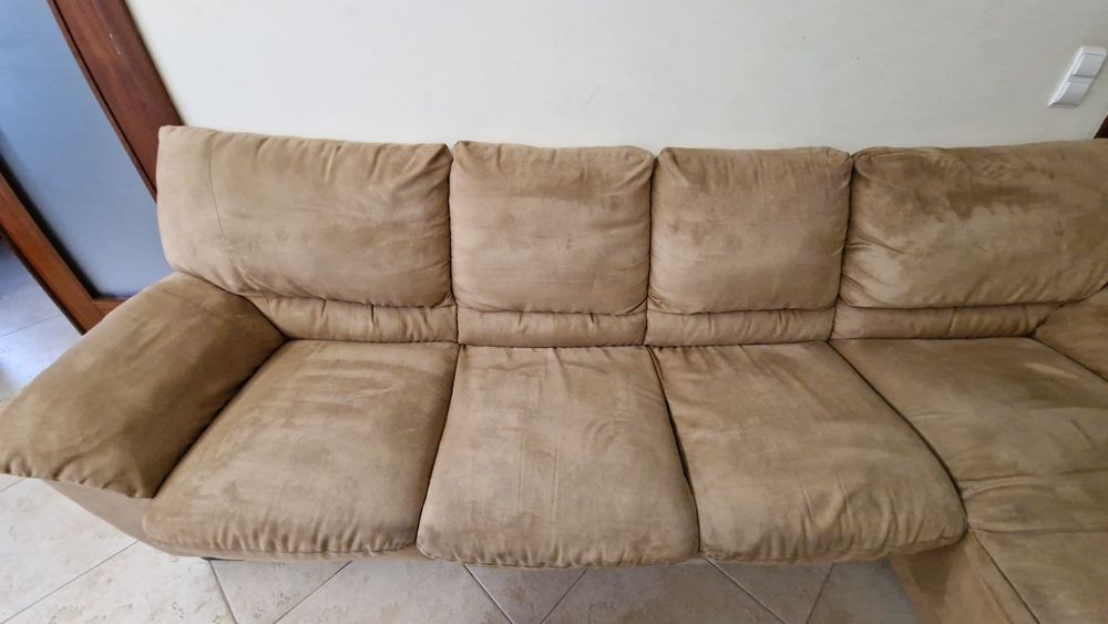 Sofá chaise long com 3 lugares e puff grande