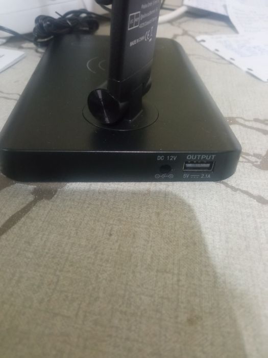 Składana lampka biurkowa z ładowarką indukcyjną