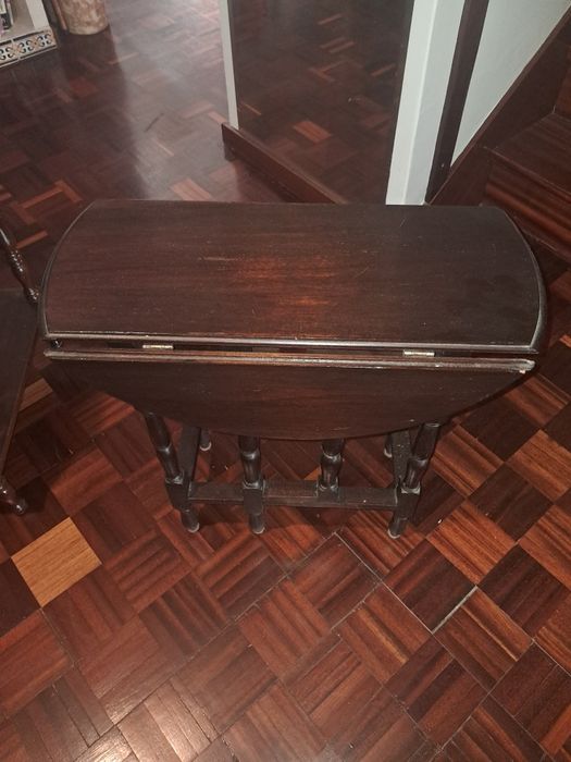Mesa de madeira com abas