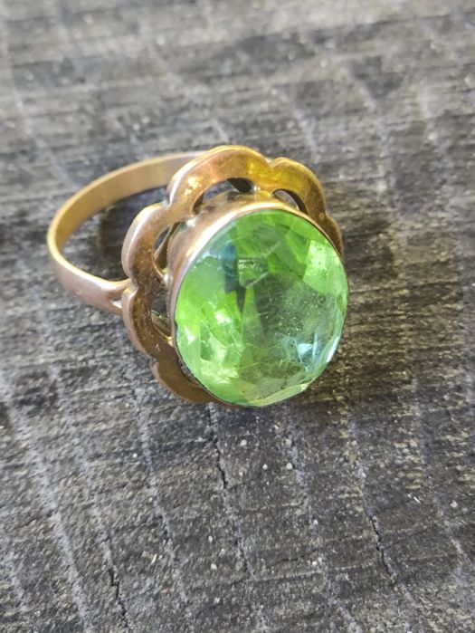 Stary pierścionek,miedziak ,tombak , szklak z zielonym oczkiem . Vinta