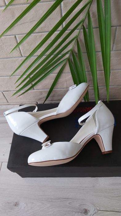 Лодочки CELEBRITA 38 розмір.Нові. Весільні. ШИКАРНІ.