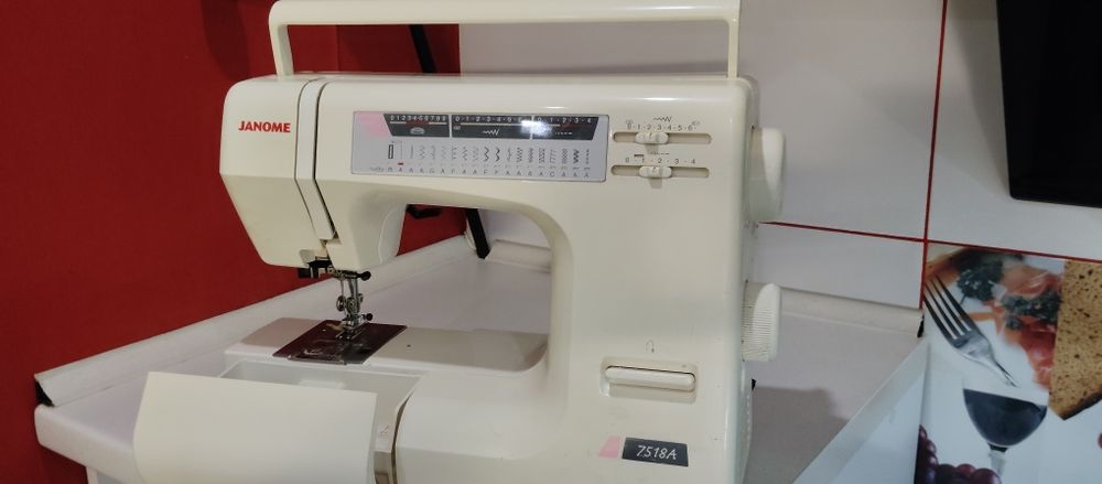 Срочно продам оверлок и швейную машину Janome