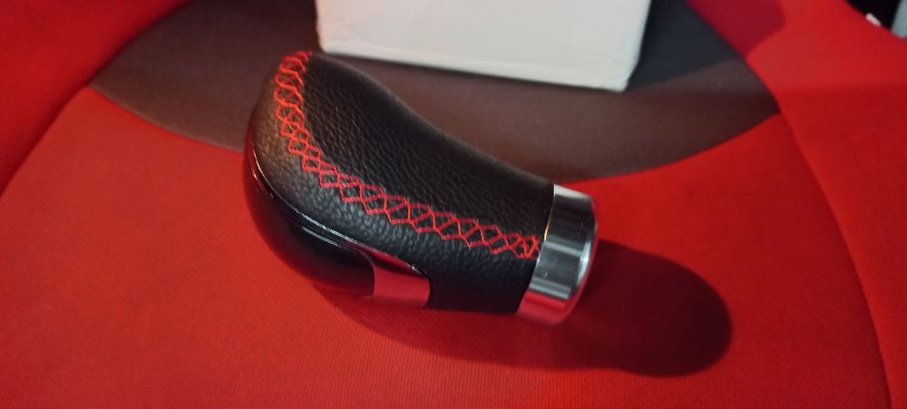 Cabeça de mudanças desportiva vermelha e preta