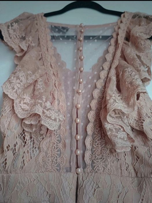 Sukienka koronkowa midi