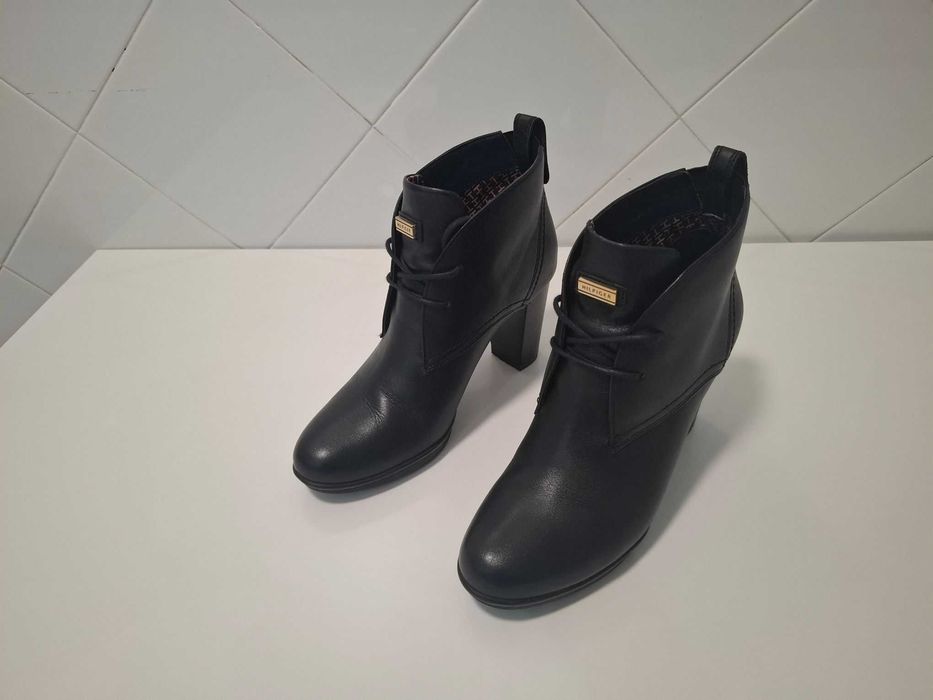 Botins Tommy Hilfiger com atacadores Pretos em Pele – Como Novos